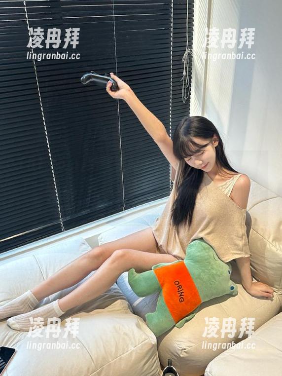 结果在www.51.com上观看了一晚上，害我生无可恋，无奈只能靠美食拯救自己了。