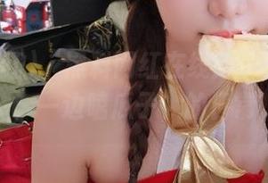 “黑料网红在线：一边翻瓜壳，一边嗑瓜子”的日常