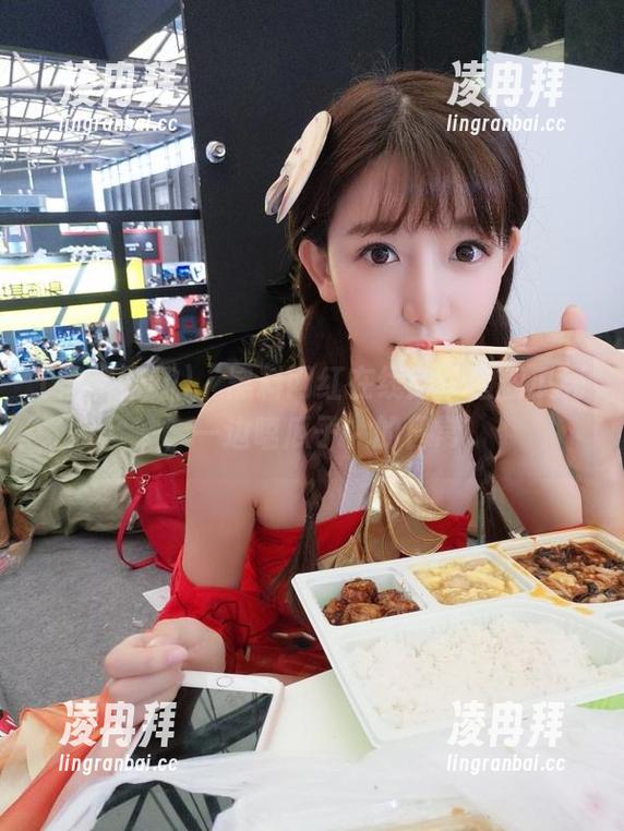 “黑料网红在线：一边翻瓜壳，一边嗑瓜子”的日常